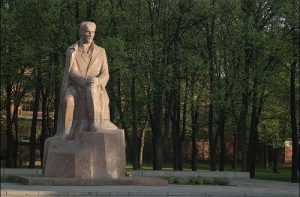 Турист [фотографировался в трусах у памятника] Райнису