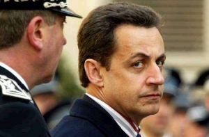 К президенту Франции [не пустили рабочих ростом выше 164 см]