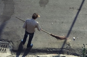 Больница [предлагает врачам поработать] дворниками