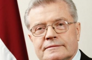 Омбудсмен призывает [пересмотреть права неграждан Латвии]