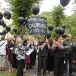 [У здания правительства] протестуют учителя