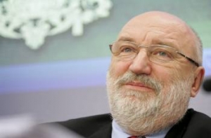 [Годманис похвалил правительство] Домбровскиса