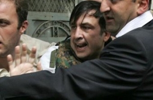 Михаилу Саакашвили [попали ботинком по голове]