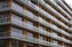 Собственники элитного жилого комплекса Tomsona Terases 1  [бьются за выход из здания]