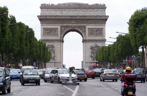 В Париже фермеры [жгут сено на Елисейских полях]