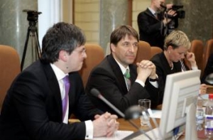 Правительство [продолжит обсуждать сокращения бюджета]