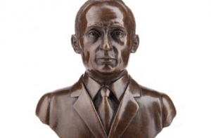 В Москве появились [солонки в виде бюста Путина]