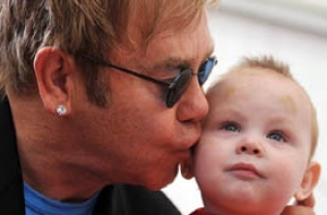 Элтон Джон [расширил круг поисков ребенка] на усыновление