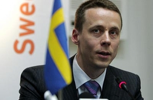 Swedbank: Латвия могла бы осуществить [контролируемую девальвацию лата]
