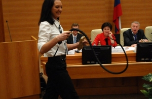 Студентка подарила [Жириновскому кнут]