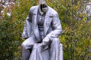 Памятнику [Ленина в Петербурге отрезали голову]