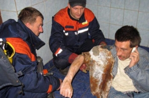 На Украине спасли [застрявшего в унитазе человека]