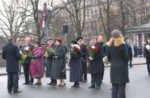 Первые лица страны [возложили цветы к памятнику Свободы] (фото)