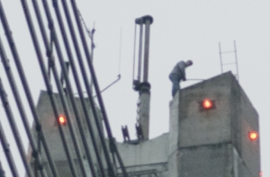 Покрасить Вантовый мост специальной краской [пока мешает погода]