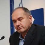 Равис: Бюрократов – [в отпуск за свой счет, в стране – ввести ЧП]