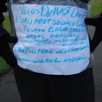 Некий мужчина начал [голодовку у здания правительства]