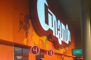 Из кинотеатра [Cinamon выносят имущество]