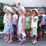 Родители ночью [стояли в очереди в детсад]