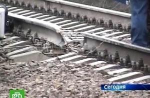 Бомба, подорвавшая экспресс, [скорее всего, находилась на путях]