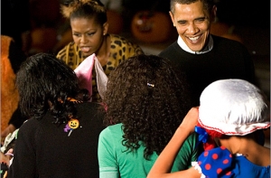 Мишель Обама по случаю Хэллоуина [перевоплотилась в Женщину-Кошку]