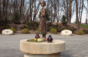 Ющенко возложил [цветы к памятнику жертвам] Голодомора