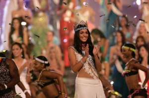 [Самая красивая женщина] живет на Гибралтаре