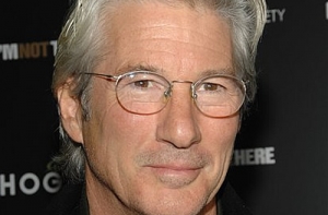 Ричард Гир незаконно [вырубил 200 деревьев]