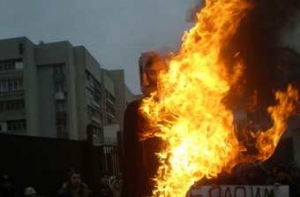 В Симферополе [сожгли чучело Саакашвили]