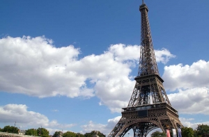 На аукцион выставили [кусочек Эйфелевой башни]