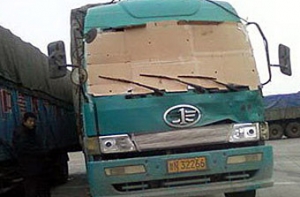 В Китае задержали водителя [с картоном вместо лобового стекла]