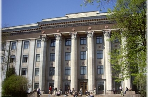 У Лиепайского университета протестовали [несколько сотен студентов]