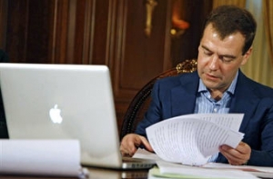 Медведев [меняет имидж интеллигента на образ] «крутого парня»