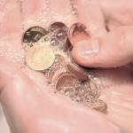 Рижане начали получать [помощь в приобретении продуктов]