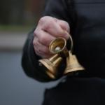 Несколько человек [помолились за Латвию у памятника] Свободы