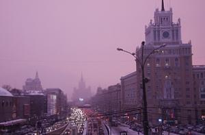 Снег окрасил Москву в розовый цвет
