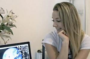 Англичанка выходит замуж за свой ноутбук