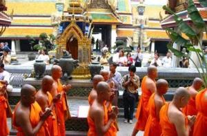 В японском храме открыли монашеский бар