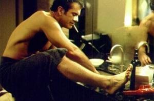 Британские мужчины тайно [таскают косметику у подруг]