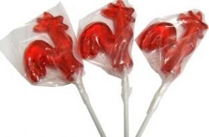 В Москве съедят [гигантского петушка на палочке]