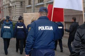 Воинс: зарплата полицейских должна быть больше