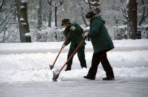 Рижские улицы от снега чистят более 200 безработных