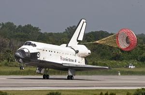 Шаттл «Индевор» приземлился на мысе Канаверал