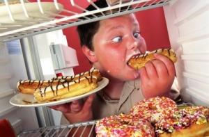 Требовать от детей съедать все с тарелки - вредно