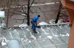 В Тукумсе под давлением снега рухнула крыша и стена здания