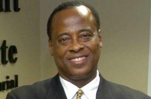 Врач Майкла Джексона обвиняется в непреднамеренном убийстве