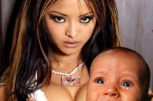 Порномодель усыновляет ребенка из России