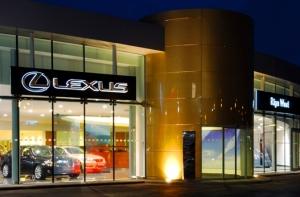 Продажи латвийского автодилера Toyota и Lexus упали в два раза