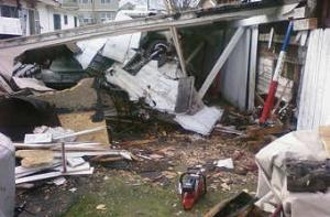 В Калифорнии самолет упал на жилой дом