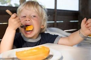 Правительство накормит школьников фруктами