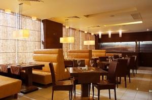 Опрос: люди экономят на обедах в кафе